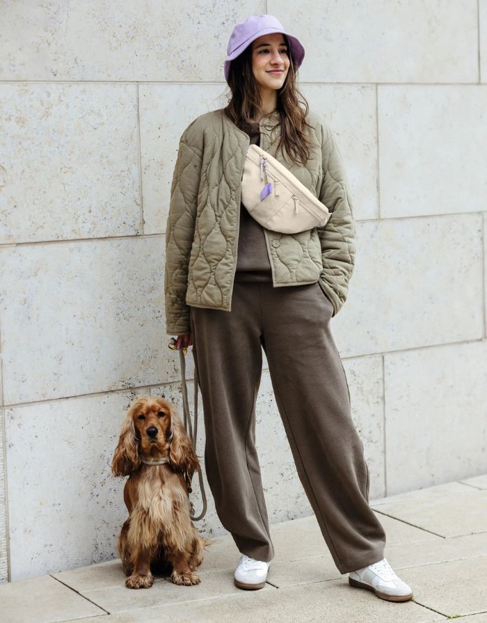 Leckerlibeutel Emma in Creme – vielseitige Bauchtasche für Hundebesitzer:innen mit Leckerlifach, Kotbeutelspender und Reißverschlussfach. Wasserabweisend, pflegeleicht und nachhaltig gefertigt aus recyceltem Polyester.