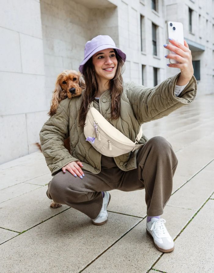 Leckerlibeutel Emma in Creme – vielseitige Bauchtasche für Hundebesitzer:innen mit Leckerlifach, Kotbeutelspender und Reißverschlussfach. Wasserabweisend, pflegeleicht und nachhaltig gefertigt aus recyceltem Polyester.