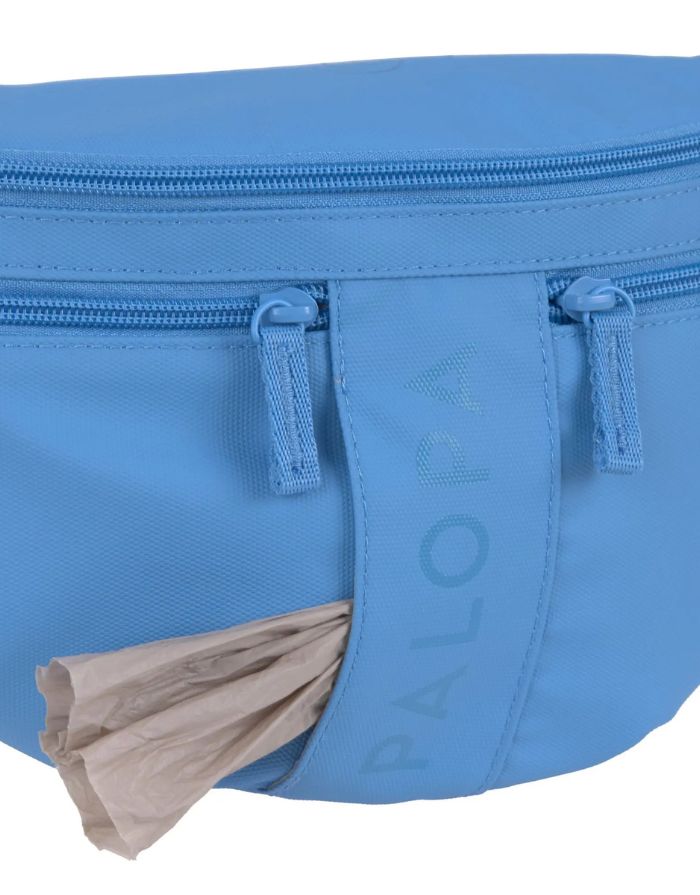 Leckerlitasche Emma in Sky Blue – multifunktionale Bauchtasche für Hundebesitzer:innen mit Leckerlifach, Reißverschlussfach und Kotbeutelspender. Wasserabweisend, abwaschbar und nachhaltig gefertigt aus recyceltem Polyester.