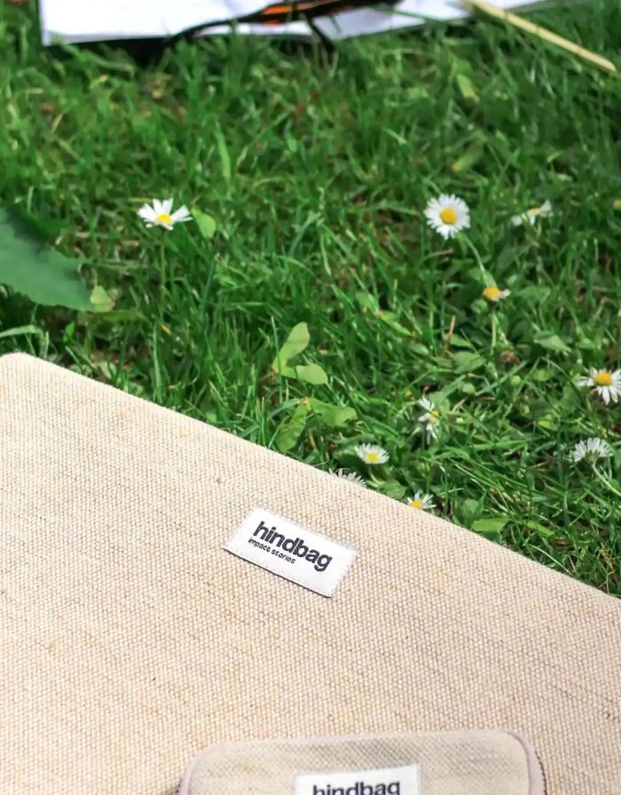 Ava Laptophülle von Hindbag in Beige aus robuster Jute mit stoßfester Polsterung, Reißverschluss und handgefertigtem gemustertem Innenfutter, Größe S für 13-Zoll-Laptops