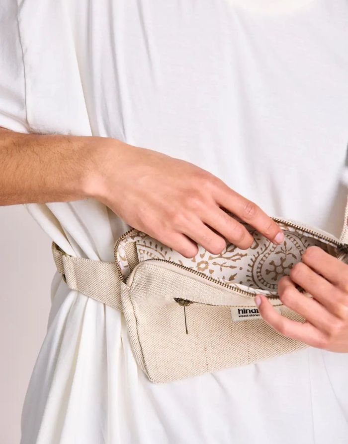 Fanny Pack Harry von Hindbag in der Farbe Jute – rechteckige Bauchtasche aus GOTS-zertifizierter Bio-Baumwolle mit zwei Reißverschlusstaschen und verstellbarem Gurt