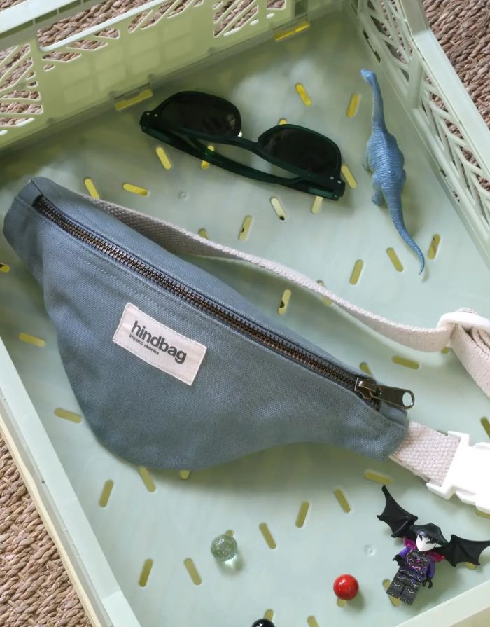 Fanny Pack Kids Augustin von Hindbag in Blush, GOTS-zertifizierte Bio-Baumwolle, Bauchtasche mit verstellbarem Gurt und Clip für Kinder von 4 bis 10 Jahren.