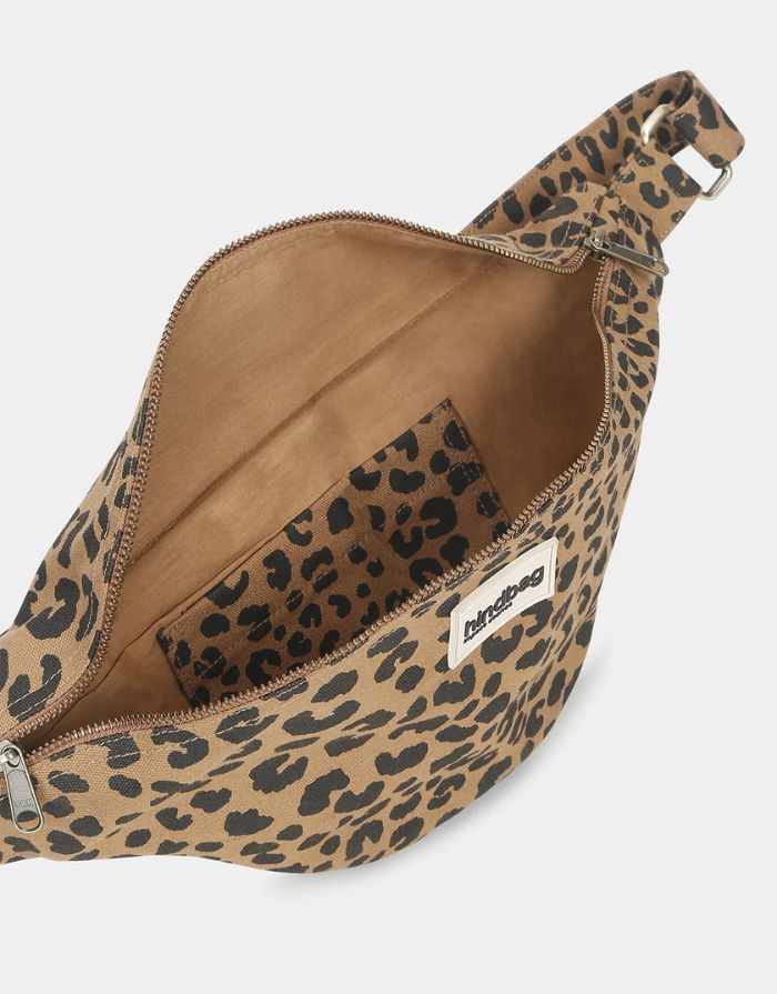 Fanny Pack Sasha L von Hindbag in der Farbe Leopard Cannelle – große Bauchtasche aus GOTS-zertifizierter Bio-Baumwolle mit Reißverschlussfächern und verstellbarem Schultergurt
