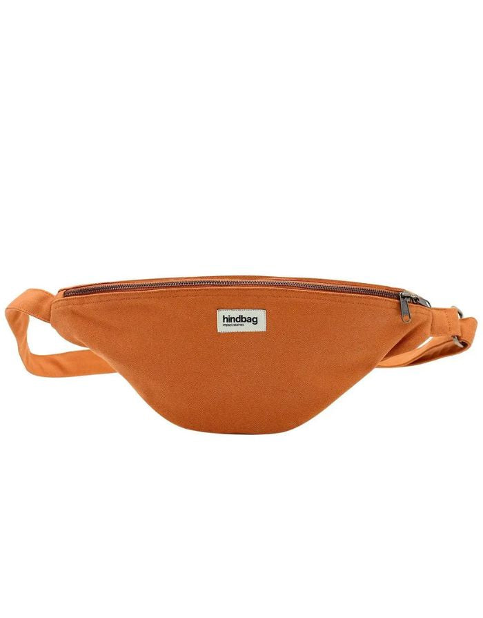 Große Fanny Pack Sasha L von Hindbag in Siena aus GOTS-zertifizierter Bio-Baumwolle mit Außen- und Innentasche und verstellbarem Schultergurt.