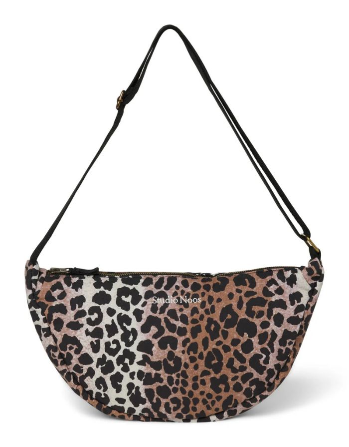 Studio Noos Fanny Pack Soft Cotton Leopard Hazel – stylische Bauchtasche aus 100 % Baumwolle, tragbar als Hüfttasche oder crossbody, geräumige Gürteltasche im Leopardenmuster, Maße 39x20x11 cm.