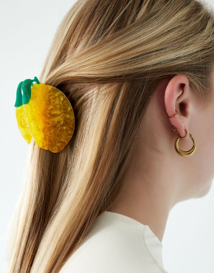 Zitronenförmige Acetat-Haarspange, bunt und lustig.
Gelbe und grüne Farbe.