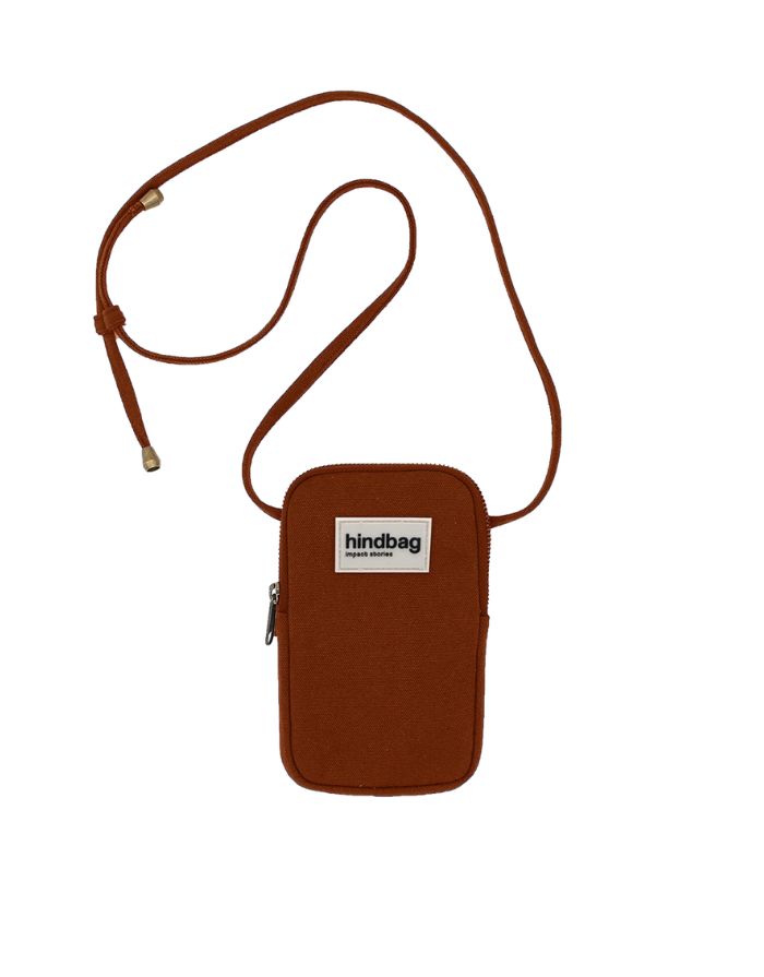 Handy-Umhängetasche Bill von Hindbag in Chocolate – kompakte Smartphone-Tasche aus robuster Bio-Baumwolle mit verstellbarem Schultergurt und praktischem Rückfach.