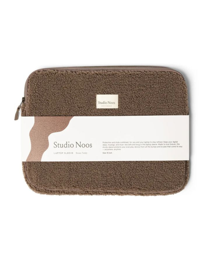 Studio Noos Laptophülle Teddy Brown 15 Zoll – stylische Laptop-Tasche für MacBook 15 Zoll, weiche Schutzhülle aus Teddy-Stoff, kompakt und stoßfest, Maße 38x29x2 cm.