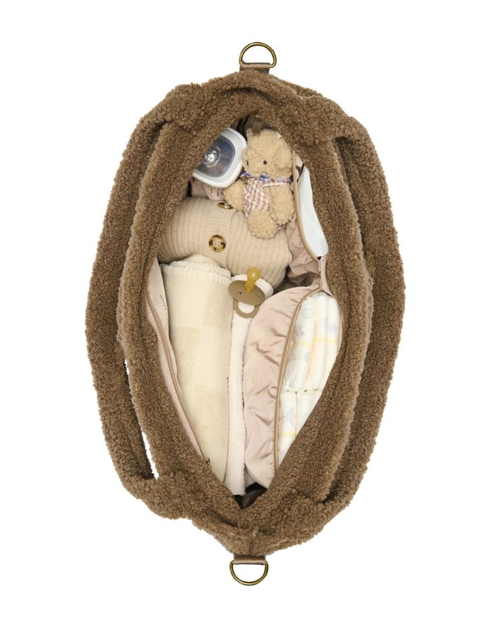 Innenansicht der Studio Noos Wickeltasche Teddy Brown Hearts mit wasserabweisendem Futter und Fächern