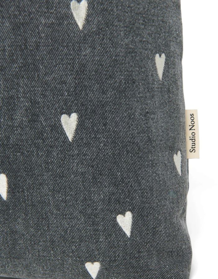 Studio Noos Mom Bag Denim Grey Hearts – große Alltagstasche aus 100 % Baumwolle, geräumige Schultertasche und Wickeltasche mit Herzen-Design, Maße 58x42 cm.