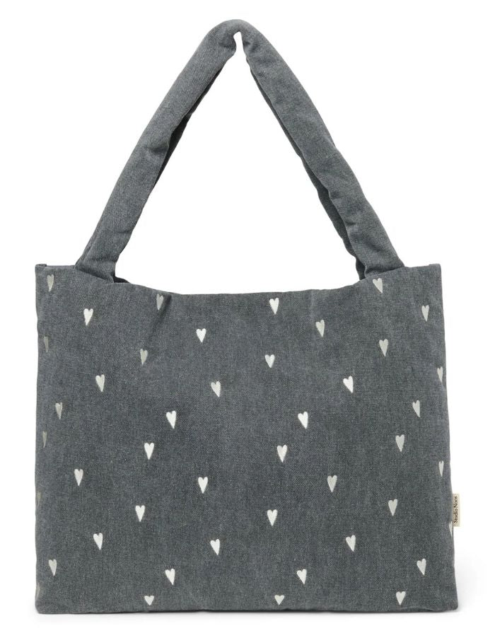 Studio Noos Mom Bag Denim Grey Hearts – große Alltagstasche aus 100 % Baumwolle, geräumige Schultertasche und Wickeltasche mit Herzen-Design, Maße 58x42 cm.