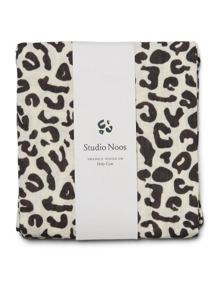 Studio Noos Musselin Swaddle Holy Cow, 120x120 cm aus 100 % Bio-Baumwolle – vielseitig als Tuch oder Accessoire.