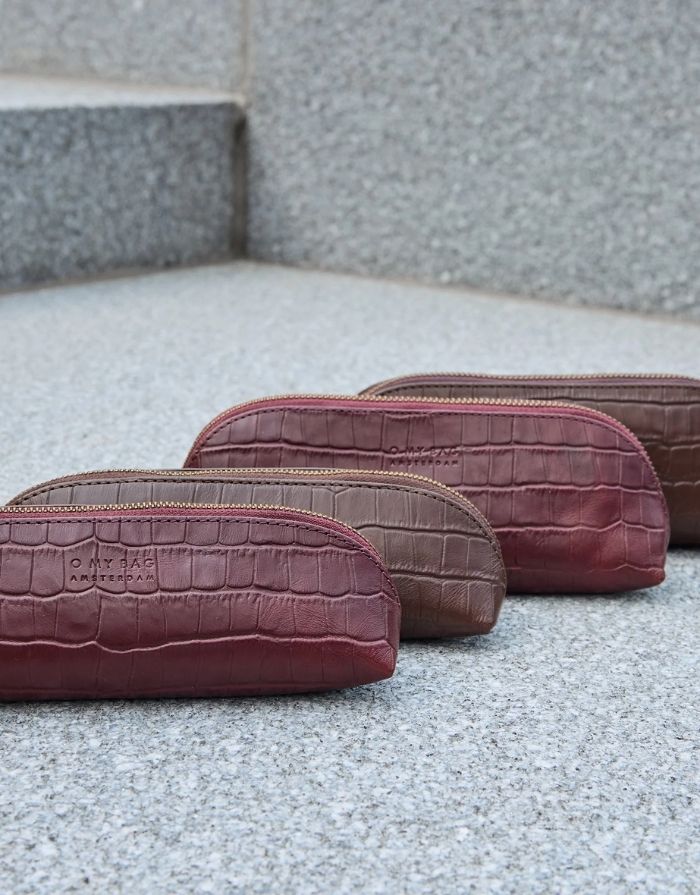 O MY BAG Pencil Case Croco Large Dark Cherry – geräumiges Etui aus Croco-Leder mit Reißverschluss.