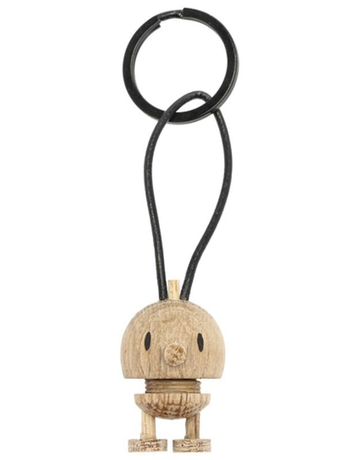 Hoptimist® Schlüsselanhänger Bumble Eiche braun – FSC®-zertifizierter Holz-Anhänger mit fröhlichem Hoptimist-Design.

