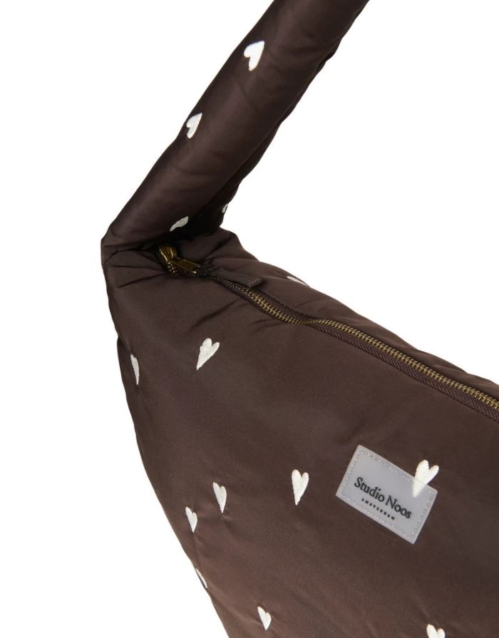 Praktische Crossbody-Tasche Puffy Brown Hearts von Studio Noos aus gestepptem Material in Braun mit Herzmuster, Reißverschluss und Seitentaschen.