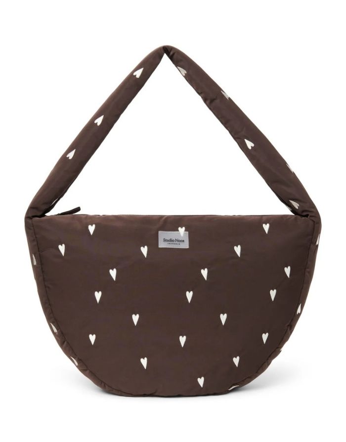 Praktische Crossbody-Tasche Puffy Brown Hearts von Studio Noos aus gestepptem Material in Braun mit Herzmuster, Reißverschluss und Seitentaschen.