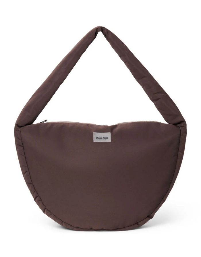 Praktische Crossbody-Tasche Puffy Brown von Studio Noos aus gestepptem Material in Braun mit Reißverschluss und Seitentaschen – ideal für unterwegs.