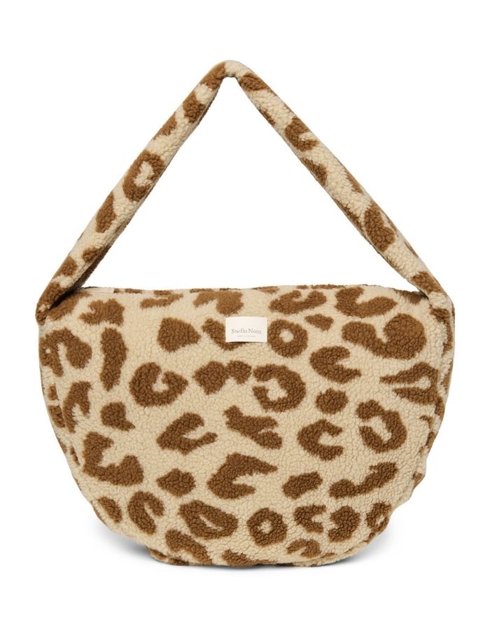 Praktische Crossbody-Tasche Teddy Leo Ecru von Studio Noos aus Teddy Material in Beige mit braunem Leo Muster, Reißverschluss und Seitentaschen.