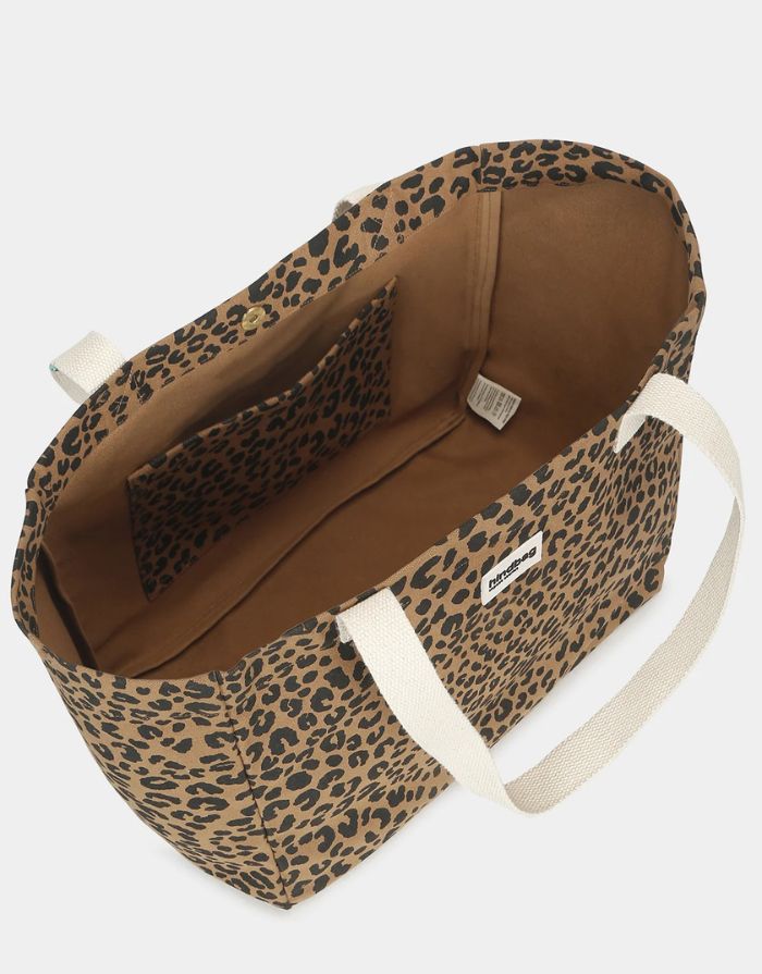 Tragetasche Claude Cannelle Leopard von Hindbag – Vorderansicht mit Leopardenprint in Zimt