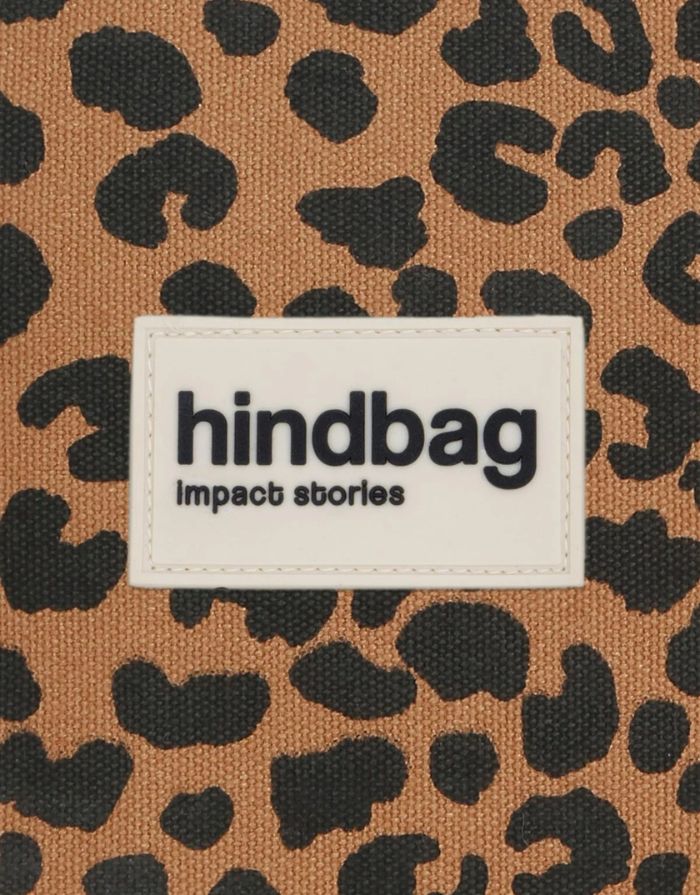Tragetasche Claude Cannelle Leopard von Hindbag – Vorderansicht mit Leopardenprint in Zimt