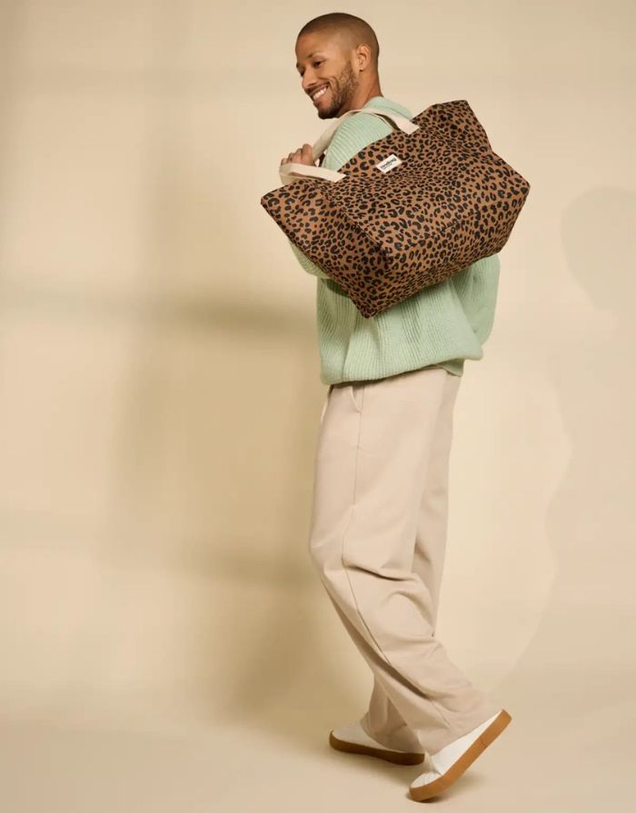 Tragetasche Claude Cannelle Leopard von Hindbag – Vorderansicht mit Leopardenprint in Zimt