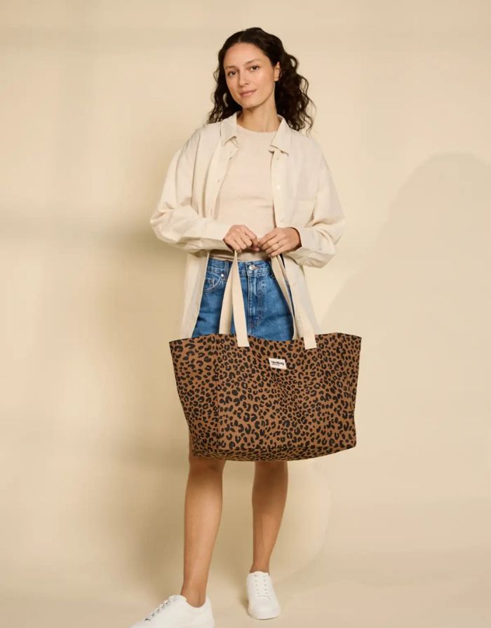 Tragetasche Claude Cannelle Leopard von Hindbag – Vorderansicht mit Leopardenprint in Zimt