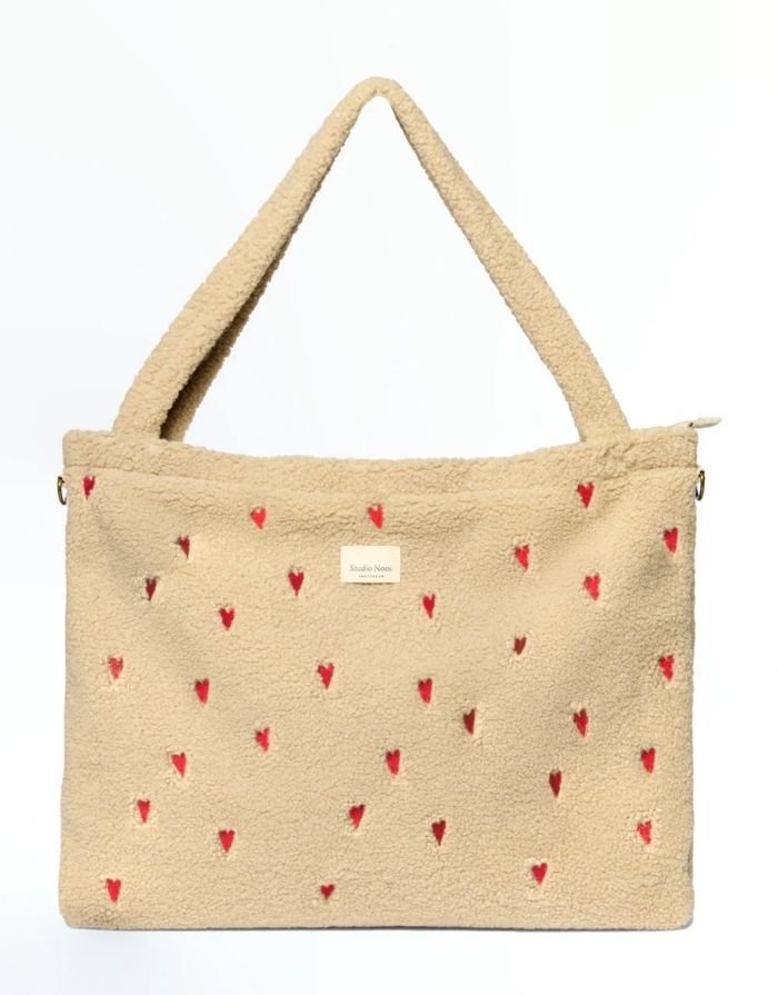 Studio Noos Wickeltasche Teddy Ecru Hearts – beige Teddy-Tasche mit gestickten Herzen und praktischen Fächern.