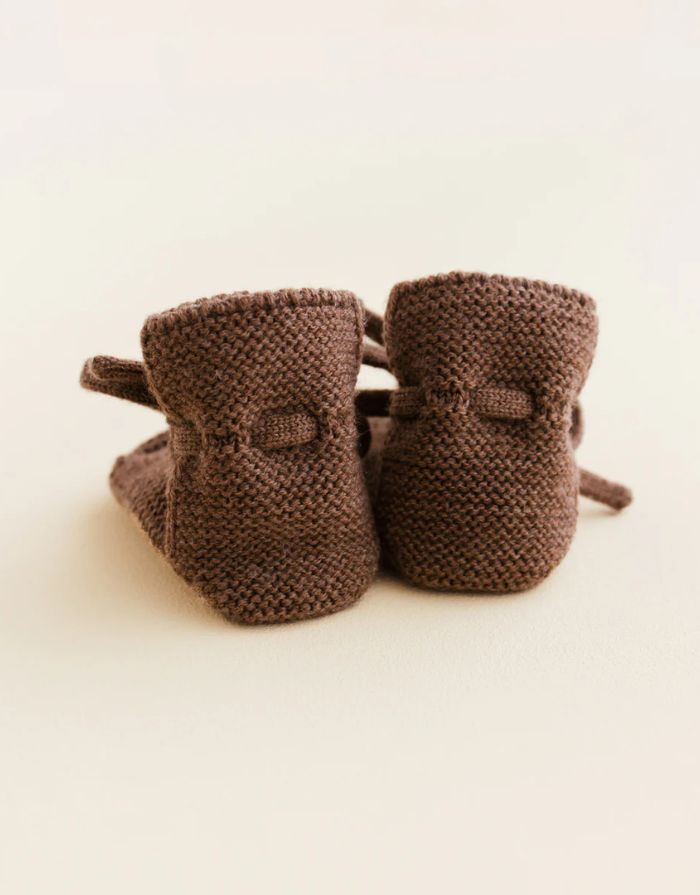 Baby Booties von Hvid aus 100 % Merinowolle, beige, handgemacht mit Schnürsenkel, perfekte Passform an der Ferse, weich & atmungsaktiv, 9,5 cm lang, 6 cm breit, hergestellt in Belgien