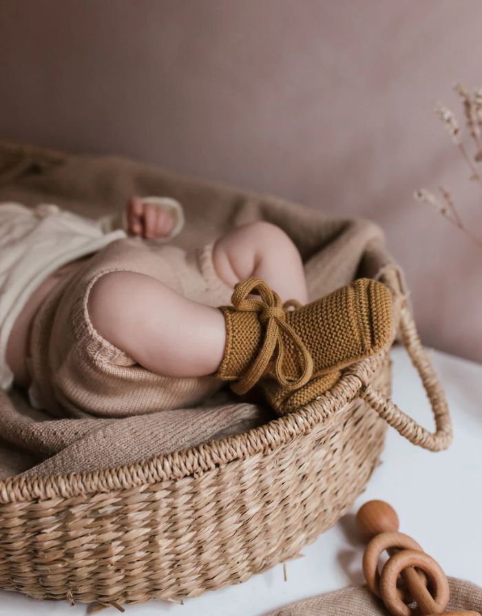 Baby Booties von Hvid aus 100 % Merinowolle, beige, handgemacht mit Schnürsenkel, perfekte Passform an der Ferse, weich & atmungsaktiv, 9,5 cm lang, 6 cm breit, hergestellt in Belgien