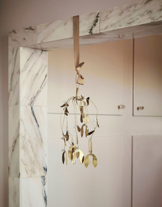 Anhänger Mistletoe in Gold und Weiß von House Doctor in einer Tür