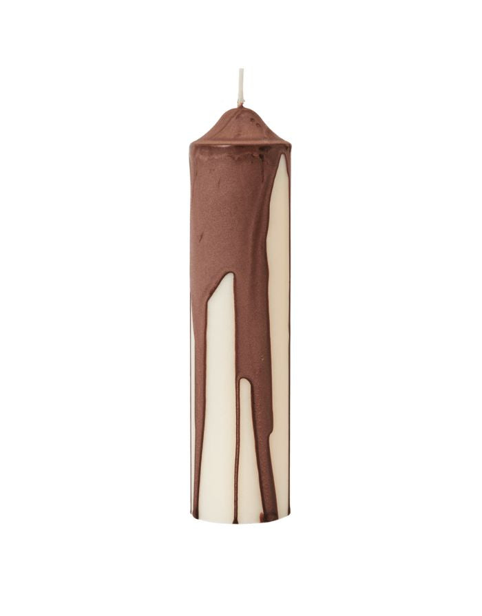 Ferm Living Dryp Stumpenkerze Dark Chocolate – handgetropfte Kerze Ø 5 × H 20 cm aus Stearin mit 38 Stunden Brenndauer.