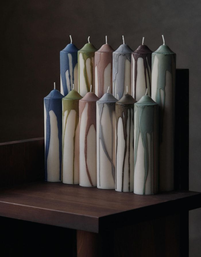 Ferm Living Dryp Stumpenkerze Dark Chocolate – handgetropfte Kerze Ø 5 × H 20 cm aus Stearin mit 38 Stunden Brenndauer.