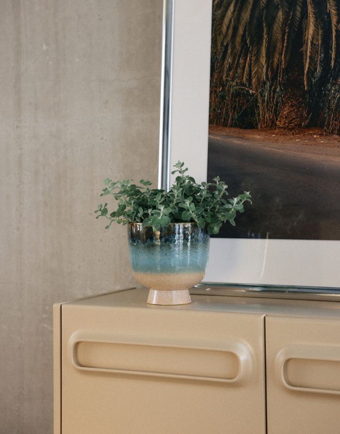 Eisblauer Übertopf Retro Lagoon von HKliving aus glasiertem Steinzeug mit reaktiver Glasur, 20,5×20,5×20 cm – Unikat für kleine bis mittelgroße Zimmerpflanzen.