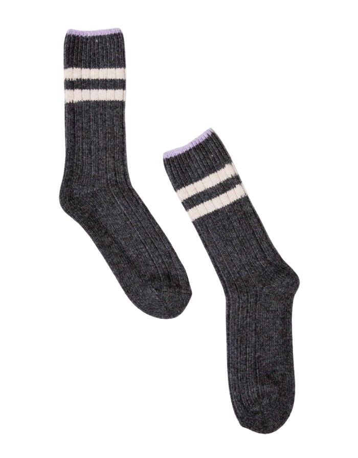 Graue Stricksocken von Popeia mit Lavendel-Streifen, aus recycelter Wolle und Baumwolle, weich, warm und nachhaltig produziert.