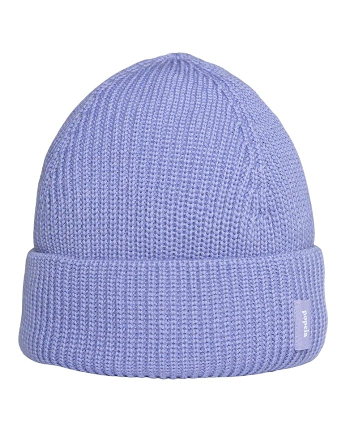 Lila Beanie aus weicher Merinowolle, gefaltet, schlichtes Design, gemütlich und stylisch für den Winter
