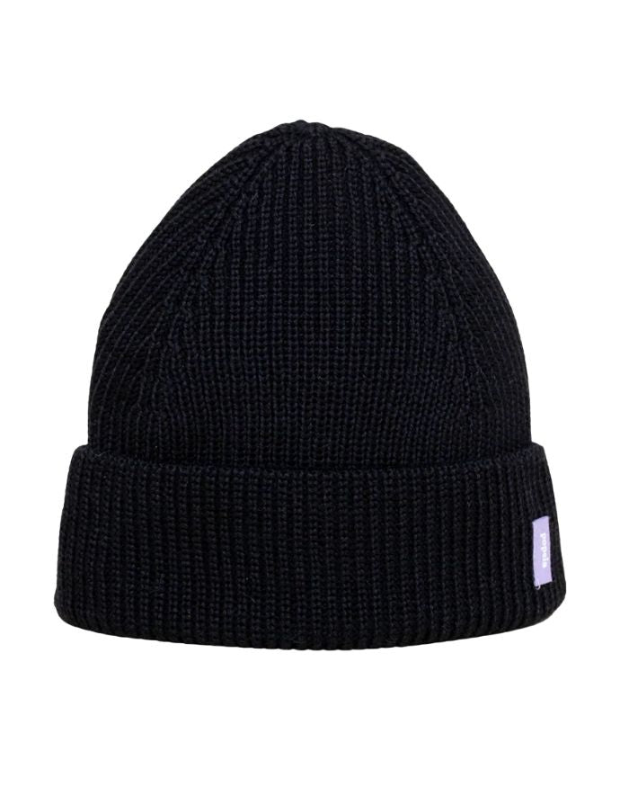 Schwarze Beanie aus weicher Merinowolle, gefaltet, schlichtes Design, gemütlich und stylisch für den Winter