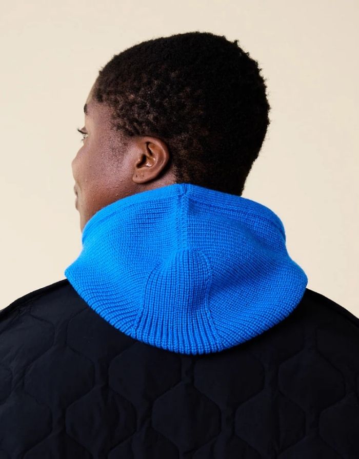 Königsblaue Balaclava aus 100 % Merinowolle von Popeia – warmes, nachhaltiges und stylisches Winter-Accessoire.