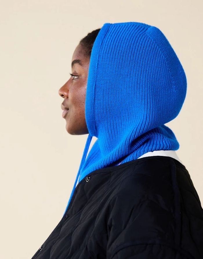Königsblaue Balaclava aus 100 % Merinowolle von Popeia – warmes, nachhaltiges und stylisches Winter-Accessoire.