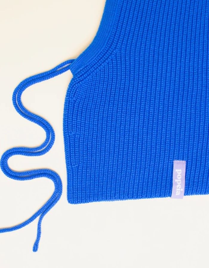 Königsblaue Balaclava aus 100 % Merinowolle von Popeia – warmes, nachhaltiges und stylisches Winter-Accessoire.