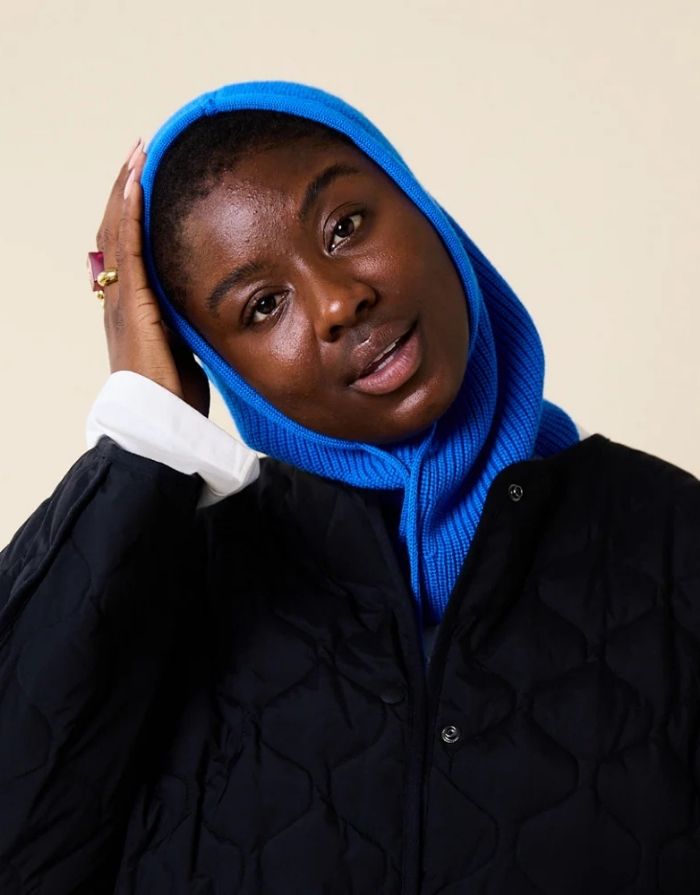 Königsblaue Balaclava aus 100 % Merinowolle von Popeia – warmes, nachhaltiges und stylisches Winter-Accessoire.