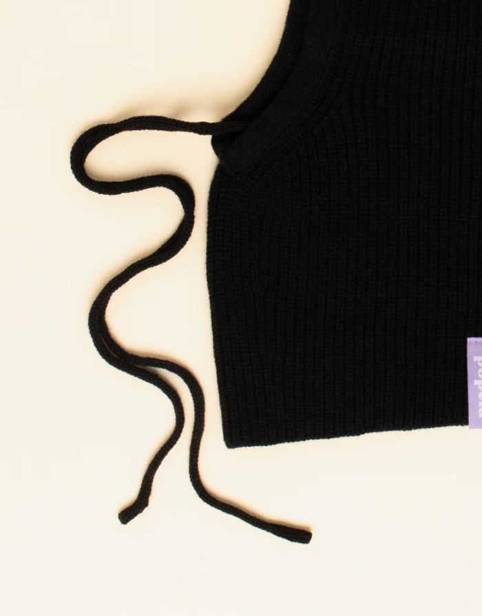 Schwarze Balaclava aus 100 % Merinowolle von Popeia – nachhaltiges Winter-Accessoire, weich, warm und modern