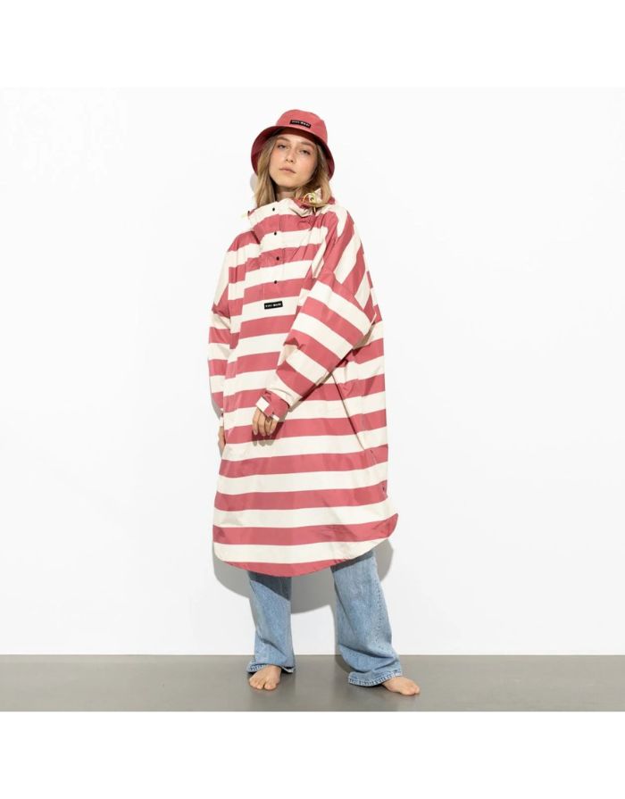 Raincoat Bold Stripes Blush/Sand von VIVI MARI: Langer, wasserdichter Regenmantel im Streifen-Design, oversized geschnitten mit Kapuze, Knopfleiste, Klettverschluss-Manschetten und praktischen Taschen – nachhaltig aus recyceltem Polyester gefertigt.