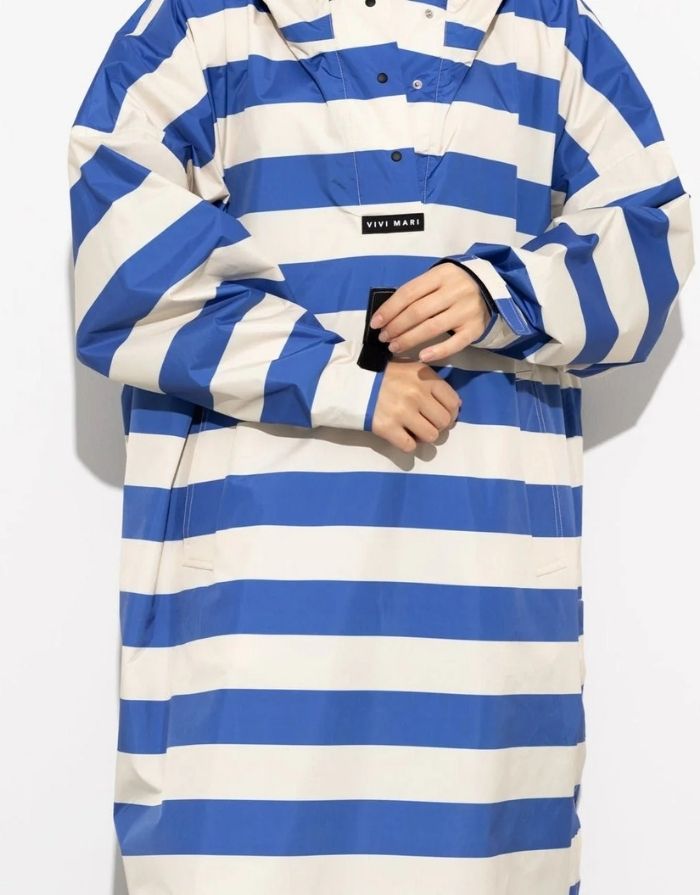 Raincoat Bold Stripes Blue/Sand von VIVI MARI – wasserdichtes Cape aus recyceltem Polyester in Oversize-Passform mit Kapuze, Klettverschluss-Manschetten und seitlichen Taschen, nachhaltig und funktional für Stadt, Fahrrad und Alltag