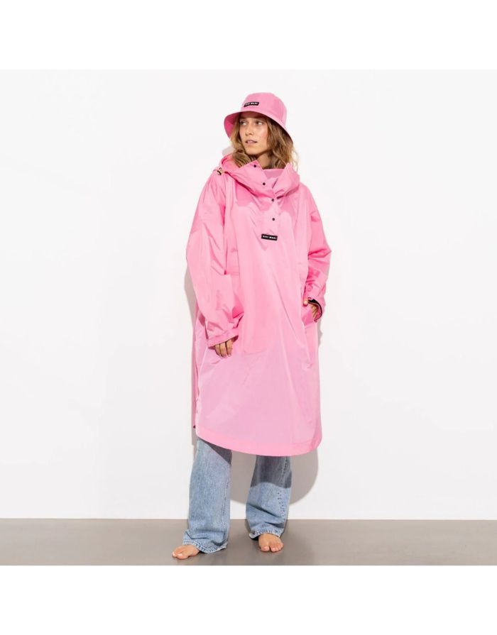 Raincoat Bold Stripes Soft Pink von VIVI MARI: Langer, wasserdichter Regenmantel im Streifen-Design, oversized geschnitten mit Kapuze, Knopfleiste, Klettverschluss-Manschetten und praktischen Taschen – nachhaltig aus recyceltem Polyester gefertigt.