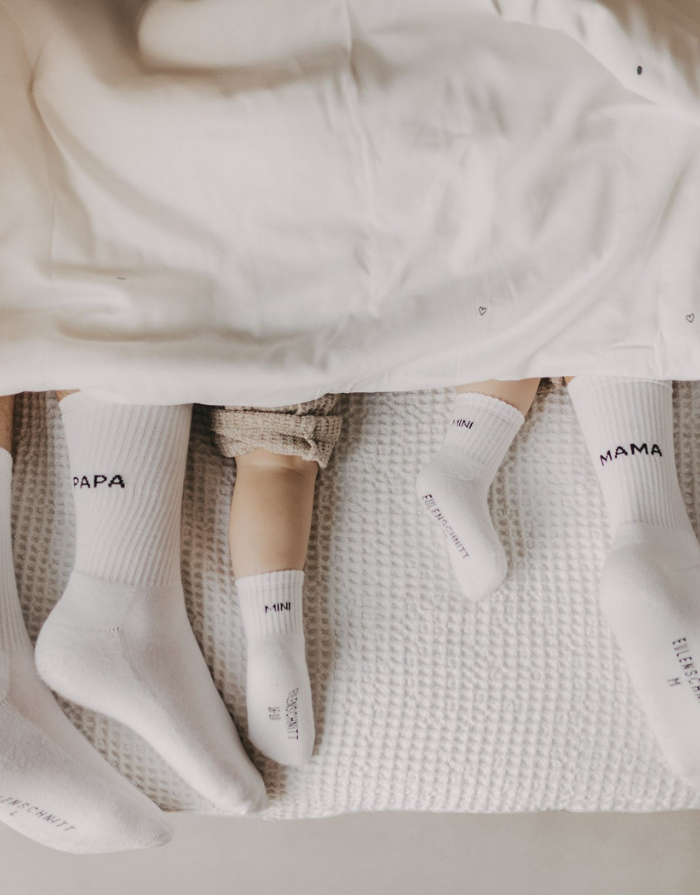 Weiße Socken Papa von Eulenschnitt mit schwarzem Schriftzug und schwarzen Details