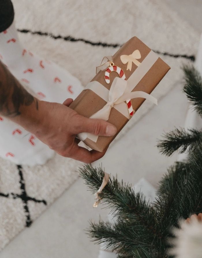 Weiße Socken Zuckerstangen von Eulenschnitt mit gesticktem Zuckerstangen-Motiv, gefertigt aus Bio-Baumwolle, recyceltem Polyamid und Elastan.