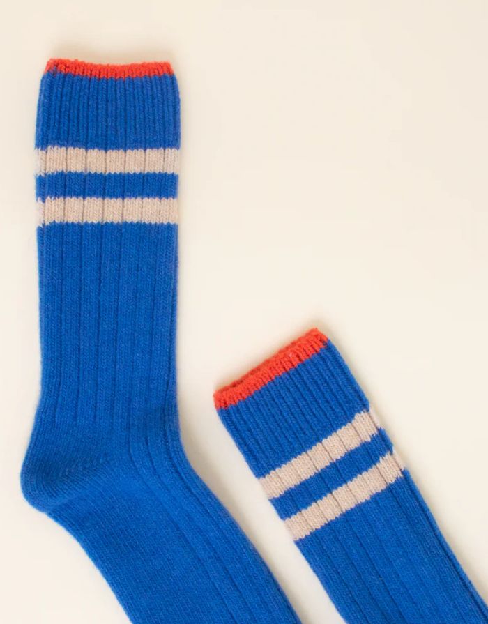 Stricksocken in Königsblau von POPEIA aus recycelter Wolle, nachhaltig produziert in Portugal, super weich und wärmend, perfekt für Alltag und Wintertage