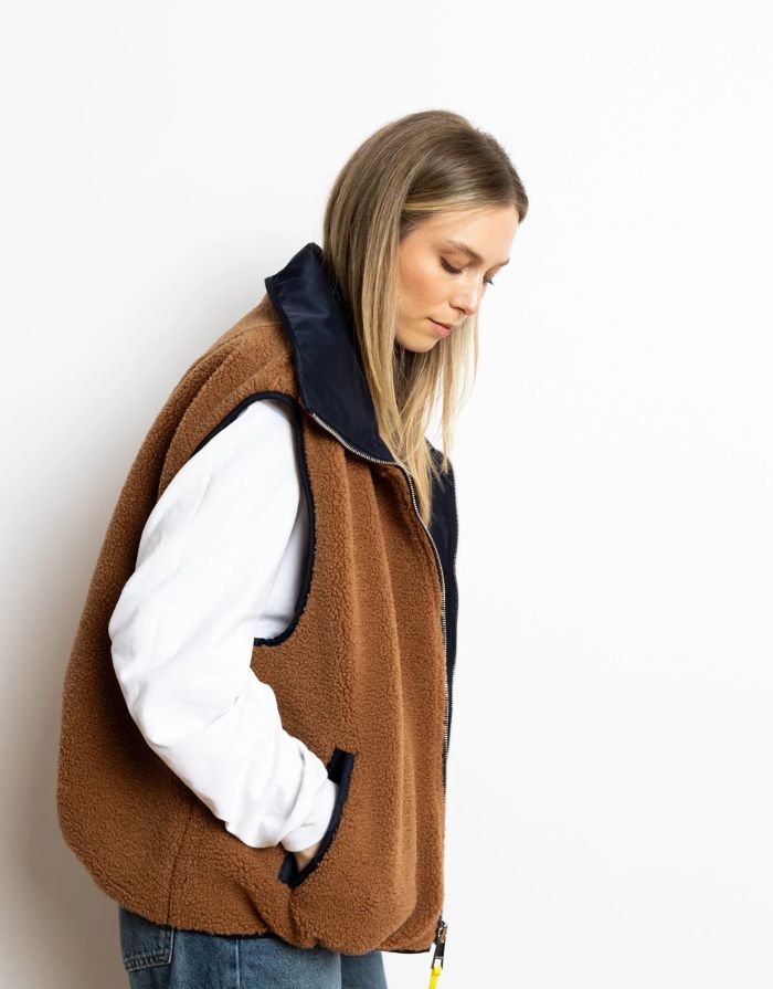 Reversible Bomber Weste von Vivi Mari in Navy und Karamell, tragbar mit glattem Nylon oder weichem Fleece außen, oversized geschnitten mit Reißverschluss und Taschen, ideal für Layering und urbane Looks.