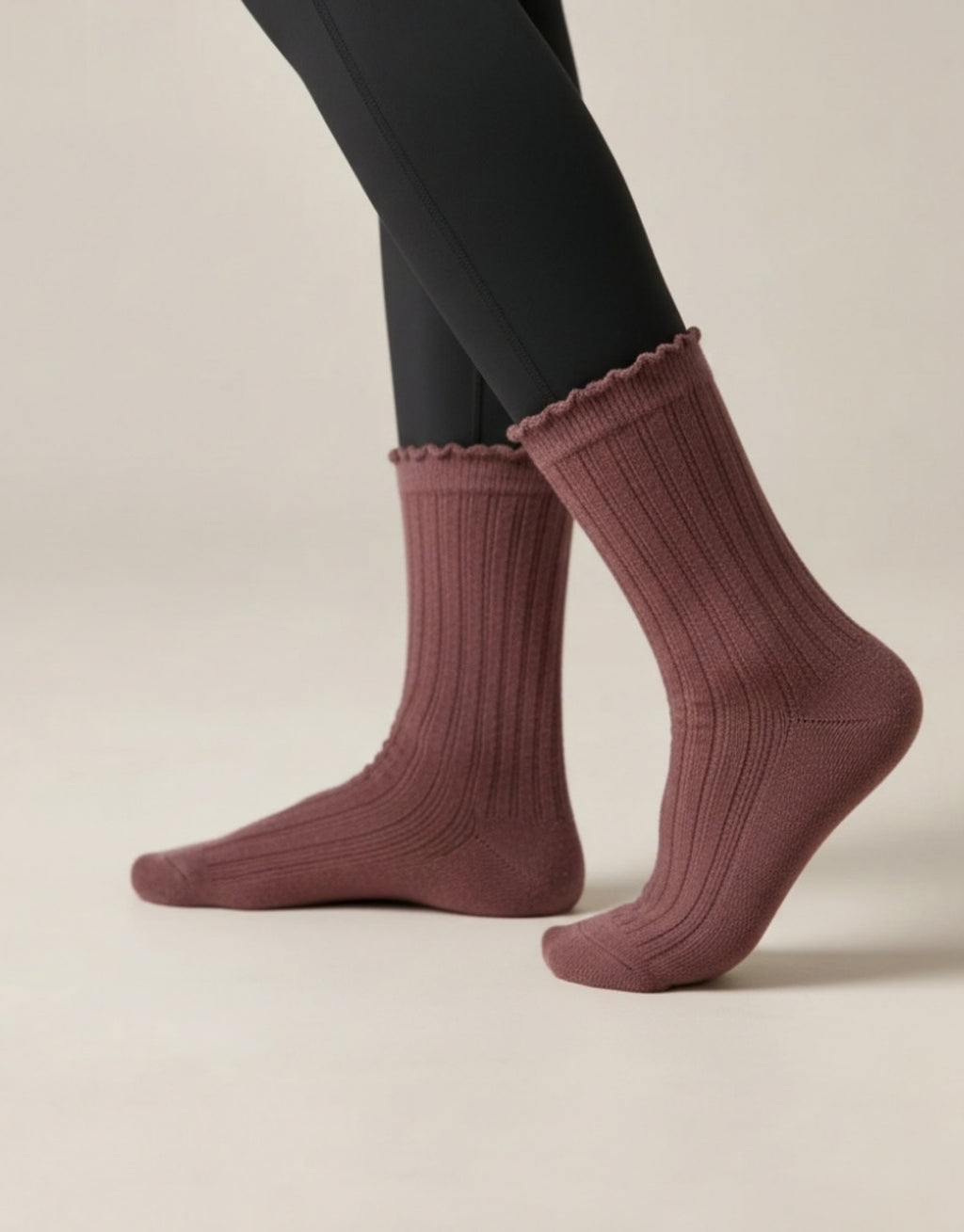 Wollsocken 2er Set von Snocks in den Farben Mauve Wine mit der Farbe Mauve am Model
