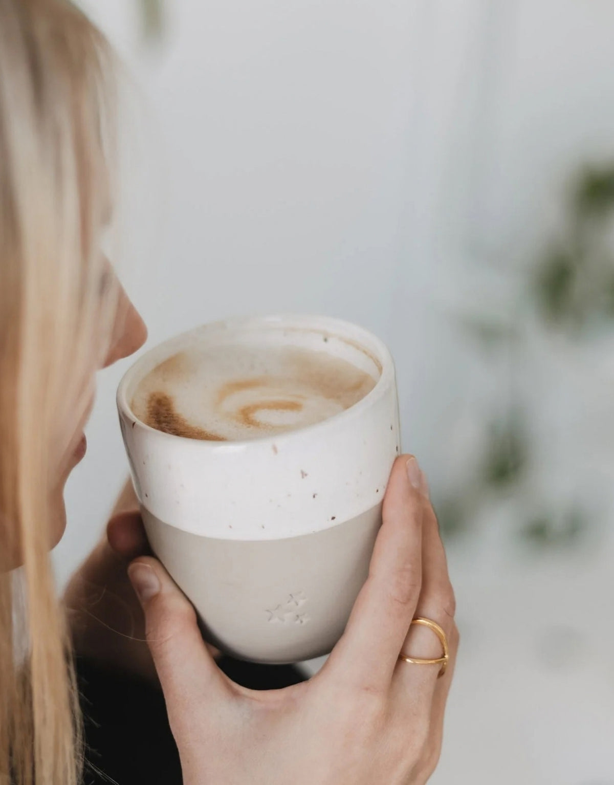Handgefertigter Steingutbecher Sterne von Eulenschnitt mit eingeprägten Sternen Motiv und einem Fassungsvermögen von ca. 320 ml mit Kaffee und Milchschaum